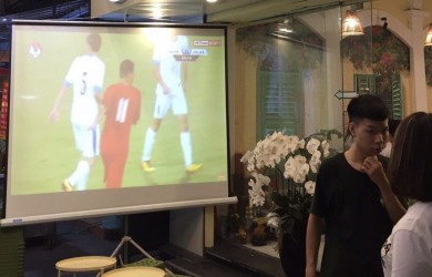 Cho thuê máy chiếu xem bóng đá giá rẻ tại Hà Nội